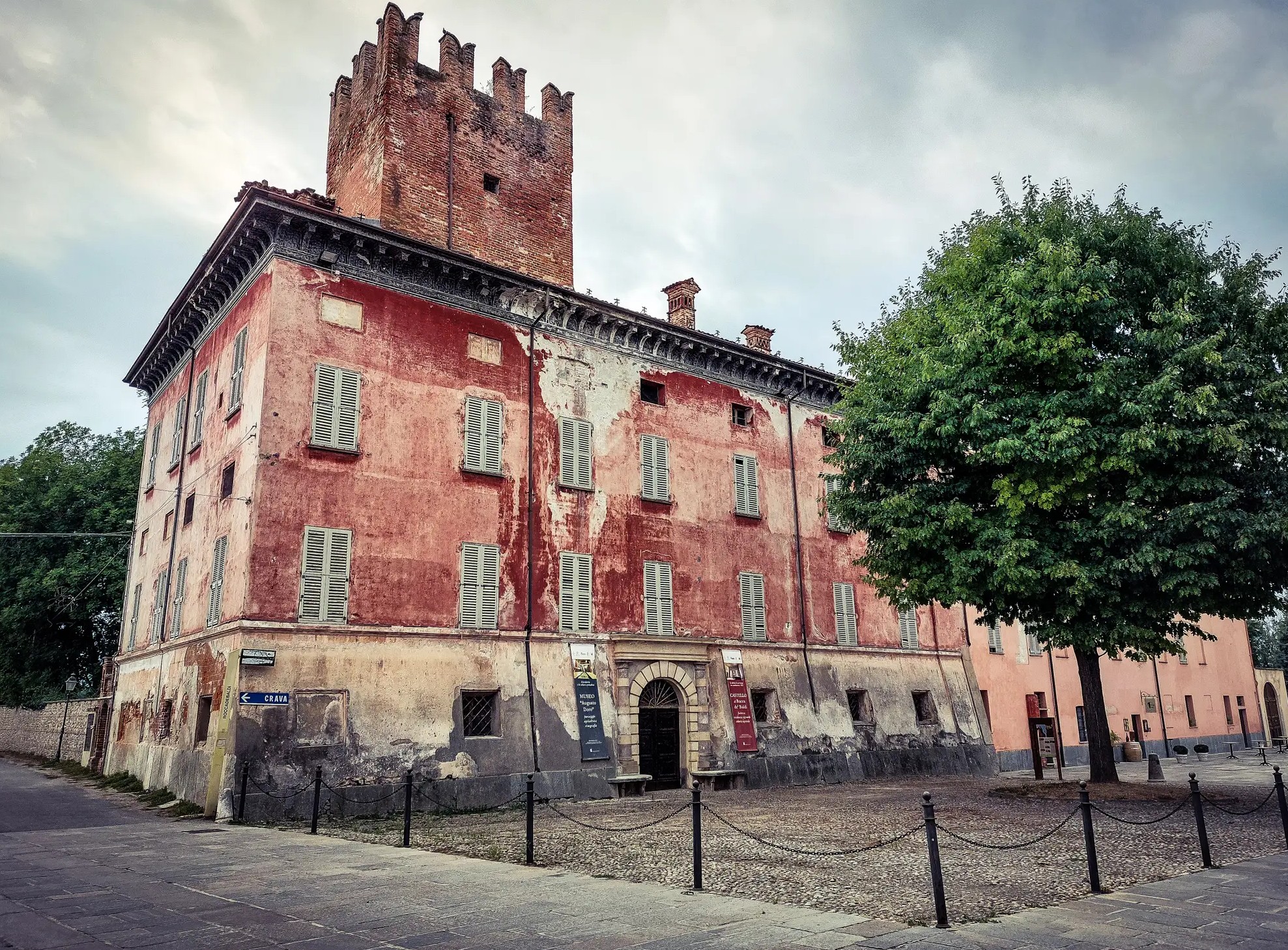 Vista frontale del castello